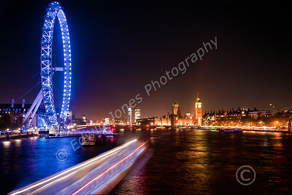Thames Boat Light Stream