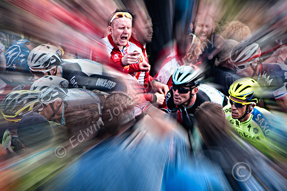 Tour Riders Narrow Passage Buttertubs Pass